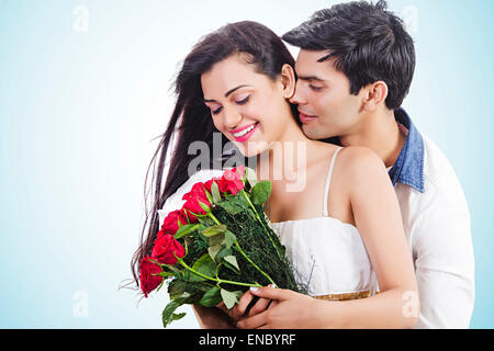 2 indian coppie sposate bouquet di rose sorpresa il giorno di San Valentino Foto Stock