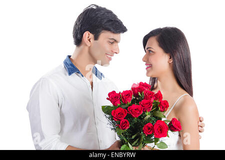 2 indian coppie sposate bouquet di rose sorpresa il giorno di San Valentino Foto Stock