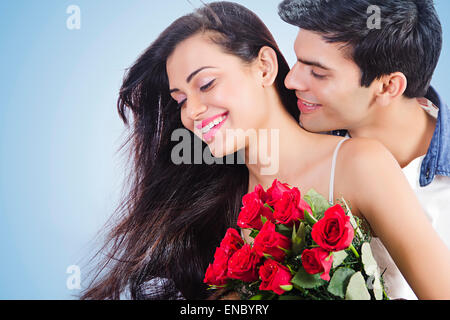 2 indian coppie sposate bouquet di rose sorpresa il giorno di San Valentino Foto Stock