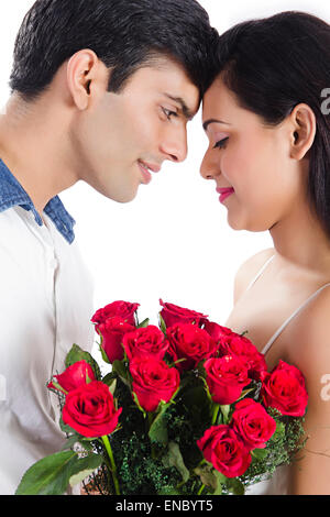 2 indian coppie sposate bouquet di rose sorpresa il giorno di San Valentino Foto Stock