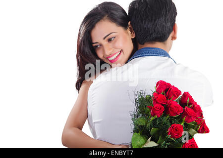 2 indian coppie sposate bouquet di rose sorpresa il giorno di San Valentino Foto Stock