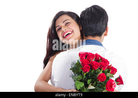 2 indian coppie sposate bouquet di rose sorpresa il giorno di San Valentino Foto Stock