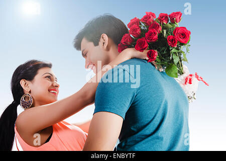 2 indian coppie sposate bouquet di rose sorpresa il giorno di San Valentino Foto Stock