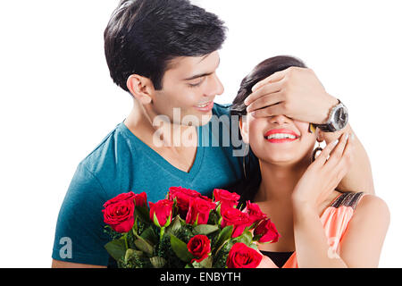 2 indian coppie sposate bouquet di rose sorpresa il giorno di San Valentino Foto Stock