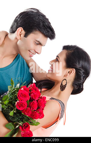 2 indian coppie sposate bouquet di rose sorpresa il giorno di San Valentino Foto Stock