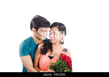 2 indian coppie sposate bouquet di rose sorpresa il giorno di San Valentino Foto Stock