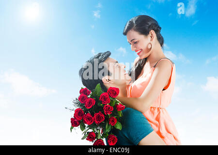 2 indian coppie sposate bouquet di rose sorpresa il giorno di San Valentino Foto Stock