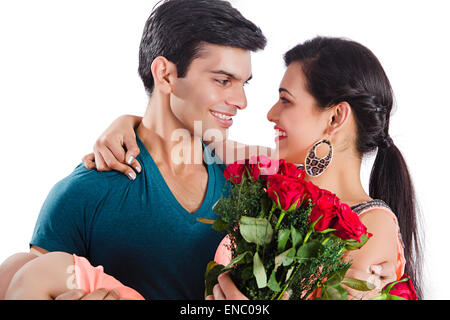 2 indian coppie sposate bouquet di rose sorpresa il giorno di San Valentino Foto Stock