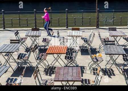 Tabelle vuote di un giardino della birra accanto al fiume Sprea, Berlino, Germania, Foto Stock