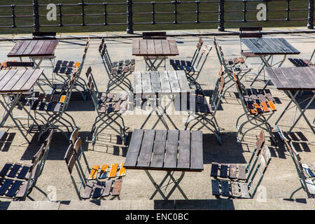 Tabelle vuote di un giardino della birra accanto al fiume Sprea, Berlino, Germania, Foto Stock