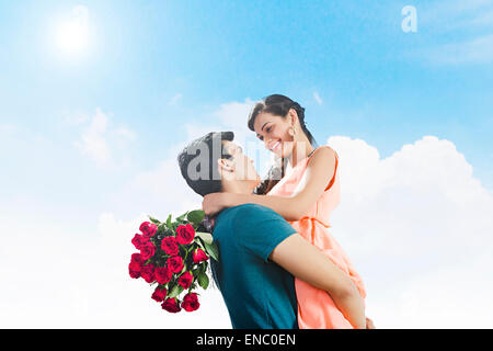 2 indian coppie sposate bouquet di rose sorpresa il giorno di San Valentino Foto Stock