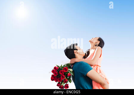 2 indian coppie sposate bouquet di rose sorpresa il giorno di San Valentino Foto Stock