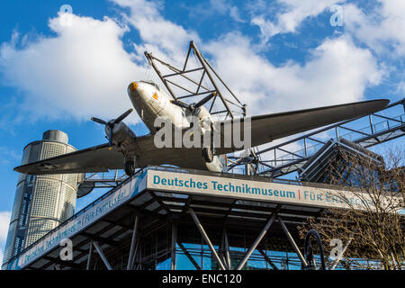 Facciata del Museo Tedesco della Tecnologia, DC-3 velivolo, Berlino, Foto Stock