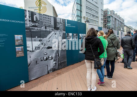 Berlino, il Checkpoint Chary, ex valico di frontiera da Berlino Ovest a Est, oggi una zona trafficata, museo vivente Foto Stock