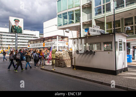 Berlino, il Checkpoint Chary, ex valico di frontiera da Berlino Ovest a Est, oggi una zona trafficata, museo vivente Foto Stock