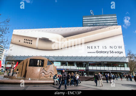 Enorme edificio avvolge, cartellone su un edificio sulla Tauentzienstraße, pubblicità per Samsung Galaxy telefono, Berlino, Germania Foto Stock