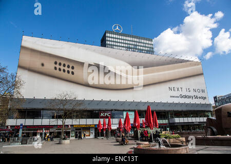 Enorme edificio avvolge, cartellone su un edificio sulla Tauentzienstraße, pubblicità per Samsung Galaxy telefono, Berlino, Germania Foto Stock