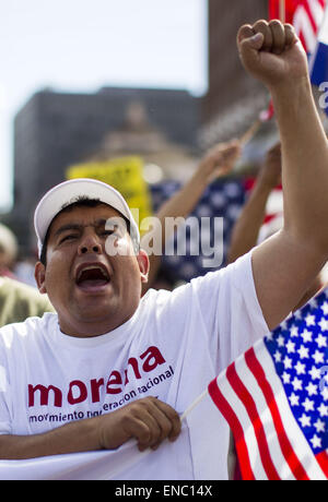 Los Angeles, California, USA. Il 1 maggio, 2015. I manifestanti gridare slogan come essi marzo verso il centro cittadino di Los Angeles come migliaia di persone prendono parte all'annuale Giorno di maggio marche. Le organizzazioni del lavoro e immigrazione gruppi utilizzati la celebrazione annuale di spingere per i salari più elevati e di riforma in materia di immigrazione e di giustizia per le minoranze. Credito: Ringo Chiu/ZUMA filo/Alamy Live News Foto Stock
