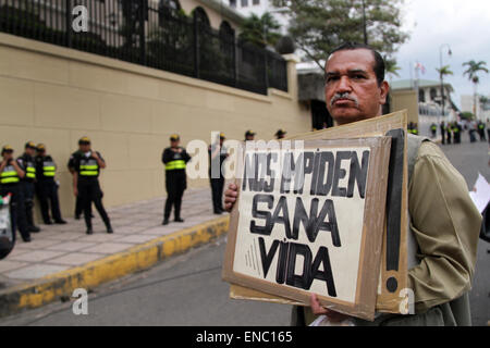 San Jose, Costa Rica. Il 1 maggio, 2015. Un uomo detiene un banner durante una manifestazione di protesta per la commemorazione del giorno di maggio o International giorno della festa dei lavoratori, in San Jose, la capitale della Costa Rica, il 1 maggio 2015. © Kent Gilbert/Xinhua/Alamy Live News Foto Stock