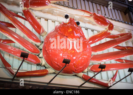 Il famoso granchio gigante sopra il ristorante Kanidoraku, quartiere Dotonbori, Osaka. Foto Stock