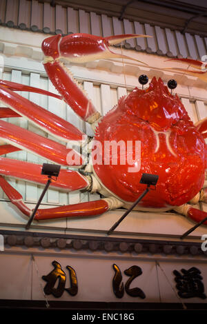 Il famoso granchio gigante sopra il ristorante Kanidoraku, quartiere Dotonbori, Osaka. Foto Stock