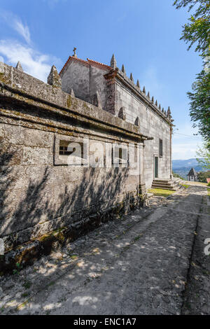 Santuario di Nossa Senhora do Pilar. Costruita con le pietre del vicino castello, che è collegato alla indipendenza portoghese. Foto Stock