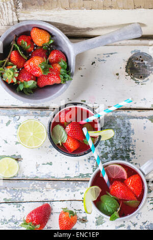 Vintage tazze in metallo con cocktail retrò tubi fatti in casa con fragole limonata, servita con fragole fresche, menta e calce ov Foto Stock