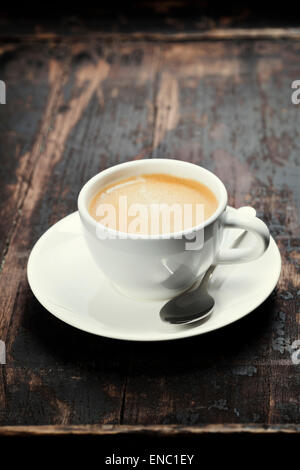 Caffè espresso in porcellana bianca coppa over grange superficie di legno Foto Stock