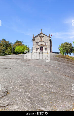 Santuario di Nossa Senhora do Pilar. Costruita con le pietre del vicino castello, che è collegato alla indipendenza portoghese. Foto Stock