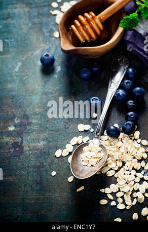 Una sana prima colazione.Oat sfaldarsi, frutti di bosco e latte fresco. La salute e la dieta concetto Foto Stock