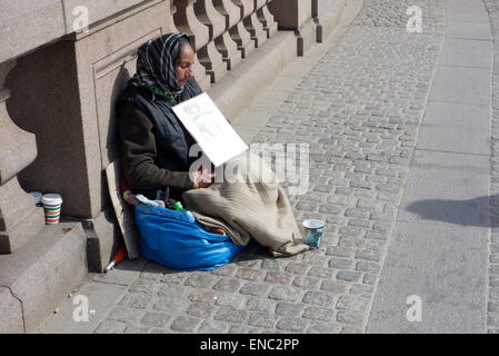 Persone di mezza età Roma donna supplica per la alms sul ponte Kungsportsbrun, Göteborg, Svezia Foto Stock