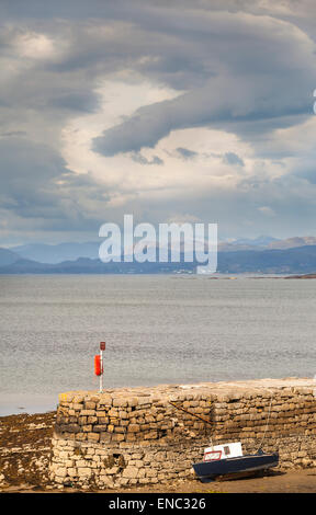 I fantasmi di cloud a Broadford Harbour su Skye in Scozia. Foto Stock