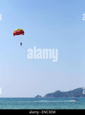 Il parasailing a Patong Beach a Phuket - Thailandia sport estremi Foto Stock