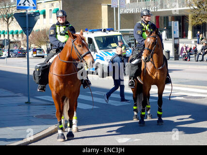 Due femmina montati svedese degli ufficiali di polizia di pattuglia sulla strada della città di Göteborg, Svezia Foto Stock