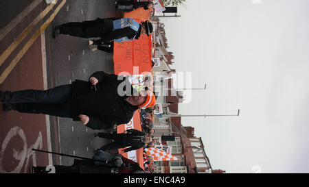 Blackpool Regno Unito, 2 maggio 2015, un gran numero di appassionati di Blackpool football club protesta per il funzionamento e la gestione del club dal proprietario Karl Oyston. Alcuni indossano abiti fantasiosi costumi mock proprietario in un tentativo di ottenere la famiglia al di fuori del club. La prima protesta organizzata provoca alcuni disrubtion per le strade intorno alla terra come il mese di marzo è arrivato in basso Bloomfield Road.©Gary Telford/Alamy live news Foto Stock