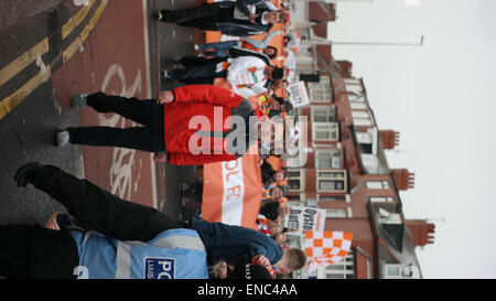 Blackpool Regno Unito, 2 maggio 2015, un gran numero di appassionati di Blackpool football club protesta per il funzionamento e la gestione del club dal proprietario Karl Oyston. Alcuni indossano abiti fantasiosi costumi mock proprietario in un tentativo di ottenere la famiglia al di fuori del club. La prima protesta organizzata provoca alcuni disrubtion per le strade intorno alla terra come il mese di marzo è arrivato in basso Bloomfield Road.©Gary Telford/Alamy live news Foto Stock