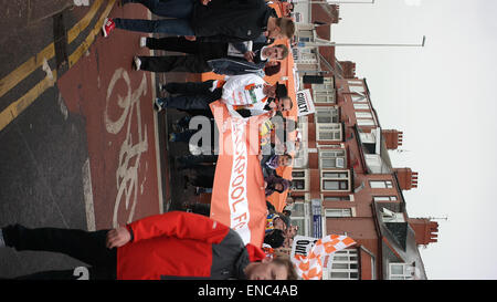Blackpool Regno Unito, 2 maggio 2015, un gran numero di appassionati di Blackpool football club protesta per il funzionamento e la gestione del club dal proprietario Karl Oyston. Alcuni indossano abiti fantasiosi costumi mock proprietario in un tentativo di ottenere la famiglia al di fuori del club. La prima protesta organizzata provoca alcuni disrubtion per le strade intorno alla terra come il mese di marzo è arrivato in basso Bloomfield Road.©Gary Telford/Alamy live news Foto Stock