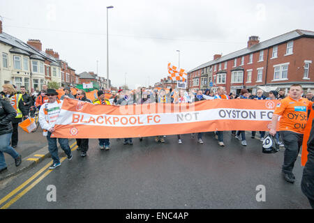 Blackpool Regno Unito, 2 maggio 2015, un gran numero di appassionati di Blackpool football club protesta per il funzionamento e la gestione del club dal proprietario Karl Oyston. Alcuni indossano abiti fantasiosi costumi mock proprietario in un tentativo di ottenere la famiglia al di fuori del club. La prima protesta organizzata provoca alcuni disrubtion per le strade intorno alla terra come il mese di marzo è arrivato in basso Bloomfield Road Credito: Gary Telford/Alamy live news Foto Stock