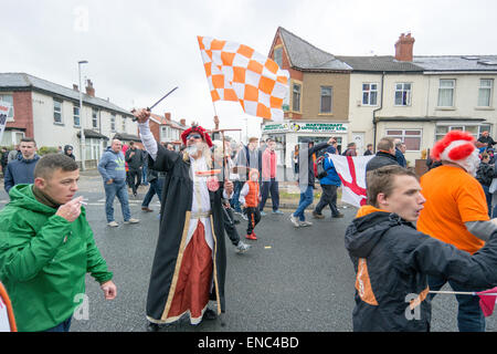 Blackpool Regno Unito, 2 maggio 2015, un gran numero di appassionati di Blackpool football club protesta per il funzionamento e la gestione del club dal proprietario Karl Oyston. Alcuni indossano abiti fantasiosi costumi mock proprietario in un tentativo di ottenere la famiglia al di fuori del club. La prima protesta organizzata provoca alcuni disrubtion per le strade intorno alla terra come il mese di marzo è arrivato in basso Bloomfield Road Credito: Gary Telford/Alamy live news Foto Stock