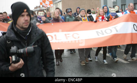 Blackpool Regno Unito, 2 maggio 2015, un gran numero di appassionati di Blackpool football club protesta per il funzionamento e la gestione del club dal proprietario Karl Oyston. Alcuni indossano abiti fantasiosi costumi mock proprietario in un tentativo di ottenere la famiglia al di fuori del club. La prima protesta organizzata provoca alcuni disrubtion per le strade intorno alla terra come il mese di marzo è arrivato in basso Bloomfield Road Credito: Gary Telford/Alamy live news Foto Stock
