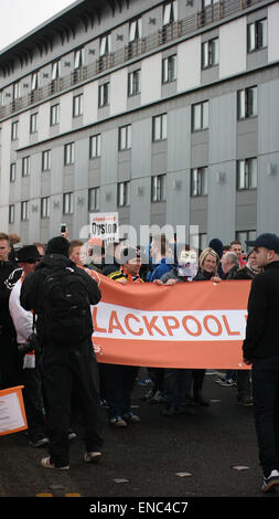 Blackpool Regno Unito, 2 maggio 2015, un gran numero di appassionati di Blackpool football club protesta per il funzionamento e la gestione del club dal proprietario Karl Oyston. Alcuni indossano abiti fantasiosi costumi mock proprietario in un tentativo di ottenere la famiglia al di fuori del club. La prima protesta organizzata provoca alcuni disrubtion per le strade intorno alla terra come il mese di marzo è arrivato in basso Bloomfield Road Credito: Gary Telford/Alamy live news Foto Stock