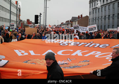 Blackpool Regno Unito, 2 maggio 2015, un gran numero di appassionati di Blackpool football club protesta per il funzionamento e la gestione del club dal proprietario Karl Oyston. Alcuni indossano abiti fantasiosi costumi mock proprietario in un tentativo di ottenere la famiglia al di fuori del club. La prima protesta organizzata provoca alcuni disrubtion per le strade intorno alla terra come il mese di marzo è arrivato in basso Bloomfield Road Credito: Gary Telford/Alamy live news Foto Stock