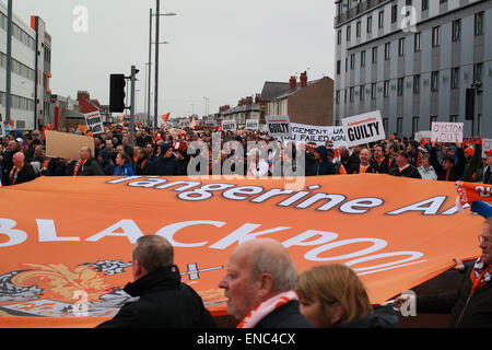 Blackpool Regno Unito, 2 maggio 2015, un gran numero di appassionati di Blackpool football club protesta per il funzionamento e la gestione del club dal proprietario Karl Oyston. Alcuni indossano abiti fantasiosi costumi mock proprietario in un tentativo di ottenere la famiglia al di fuori del club. La prima protesta organizzata provoca alcuni disrubtion per le strade intorno alla terra come il mese di marzo è arrivato in basso Bloomfield Road Credito: Gary Telford/Alamy live news Foto Stock
