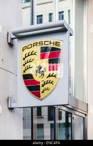 Logo Porsche e badge visualizzati al di fuori del Berkeley Square Porsche showroom a West End, London W1, Regno Unito Foto Stock