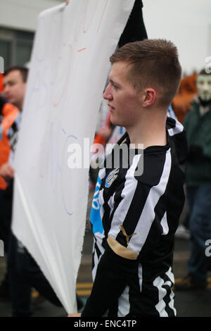 Blackpool Regno Unito, 2 maggio 2015, un gran numero di appassionati di Blackpool football club protesta per il funzionamento e la gestione del club dal proprietario Karl Oyston. Alcuni indossano abiti fantasiosi costumi mock proprietario in un tentativo di ottenere la famiglia al di fuori del club. La prima protesta organizzata provoca alcuni disrubtion per le strade intorno alla terra come il mese di marzo è arrivato in basso Bloomfield Road Credito: Gary Telford/Alamy live news Foto Stock