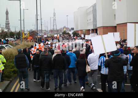 Blackpool Regno Unito, 2 maggio 2015, un gran numero di appassionati di Blackpool football club protesta per il funzionamento e la gestione del club dal proprietario Karl Oyston. Alcuni indossano abiti fantasiosi costumi mock proprietario in un tentativo di ottenere la famiglia al di fuori del club. La prima protesta organizzata provoca alcuni disrubtion per le strade intorno alla terra come il mese di marzo è arrivato in basso Bloomfield Road Credito: Gary Telford/Alamy live news Foto Stock