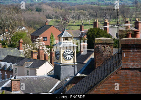 Vista sul Municipio clock & case nella città di Montgomery Mid-Wales POWYS REGNO UNITO Foto Stock