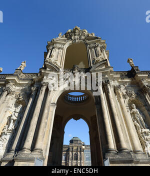 Crown Gate, il barocco torre arcuata di ingresso principale di Zwinger, Dresda, Sassonia, Germania. Close-View fino dal punto vicino. Foto Stock