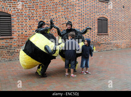 Le api giganti intrattenimento per bambini presso il Festival Internazionale del Teatro di Figura in Witham, Essex Foto Stock