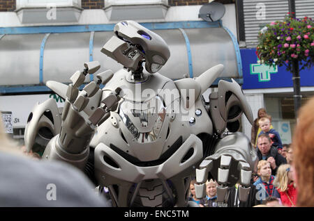 Titan il robot esegue per la folla al Festival Internazionale del Teatro di Figura in Witham, Essex Foto Stock